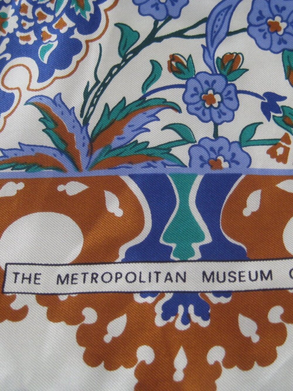 WILLIAM MORRIS DESIGN 31" SQUARE SILK SCARF METROPOLITAN MUSEUM OF ART - Picture 2 of 3